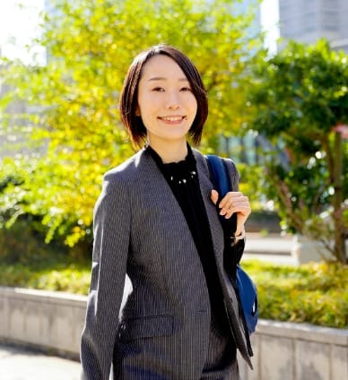 オフィスで働く人